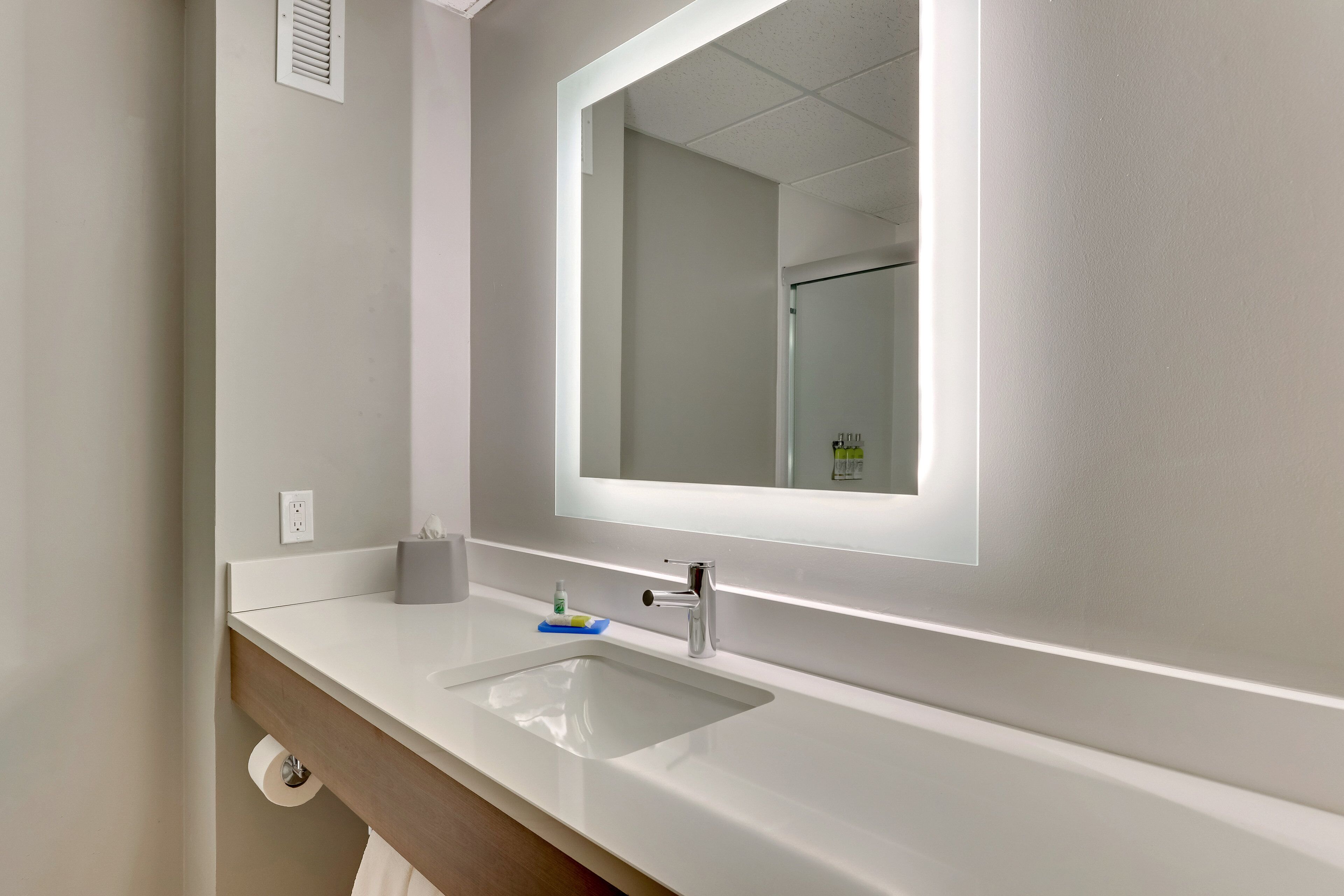 suite, 1 bedroom, jetted tub | bathroom | hair dryer, towels