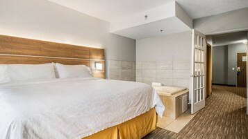 Suite, 1 cama de matrimonio grande, accesible para personas con discapacidad (Mobility) | Caja fuerte, escritorio, tabla de planchar con plancha