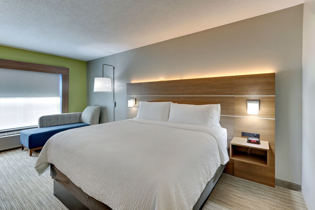suite, 1 bedroom, jetted tub | in-room safe, desk, iron/ironing board, free rollaway beds
