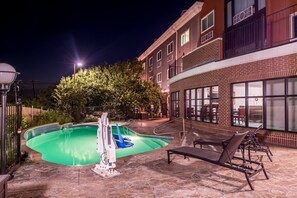 Piscine extérieure, accès possible de 9 h à 21 h, chaises longues