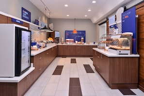 Free daily buffet breakfast  - Holiday Inn Express Hotel & Suites Elgin by IHG (Elgin)