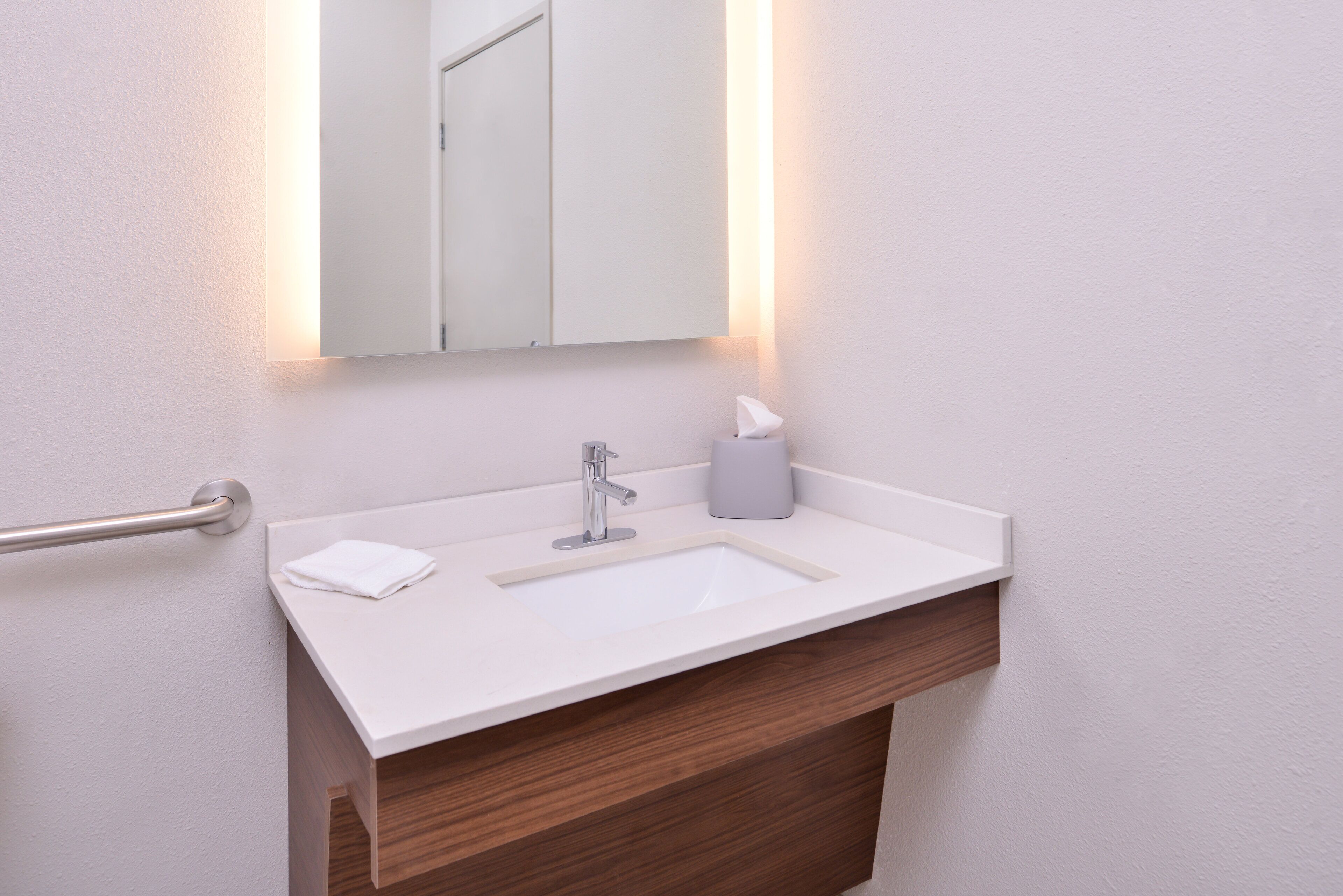 combined shower/bathtub, free toiletries, hair dryer, towels