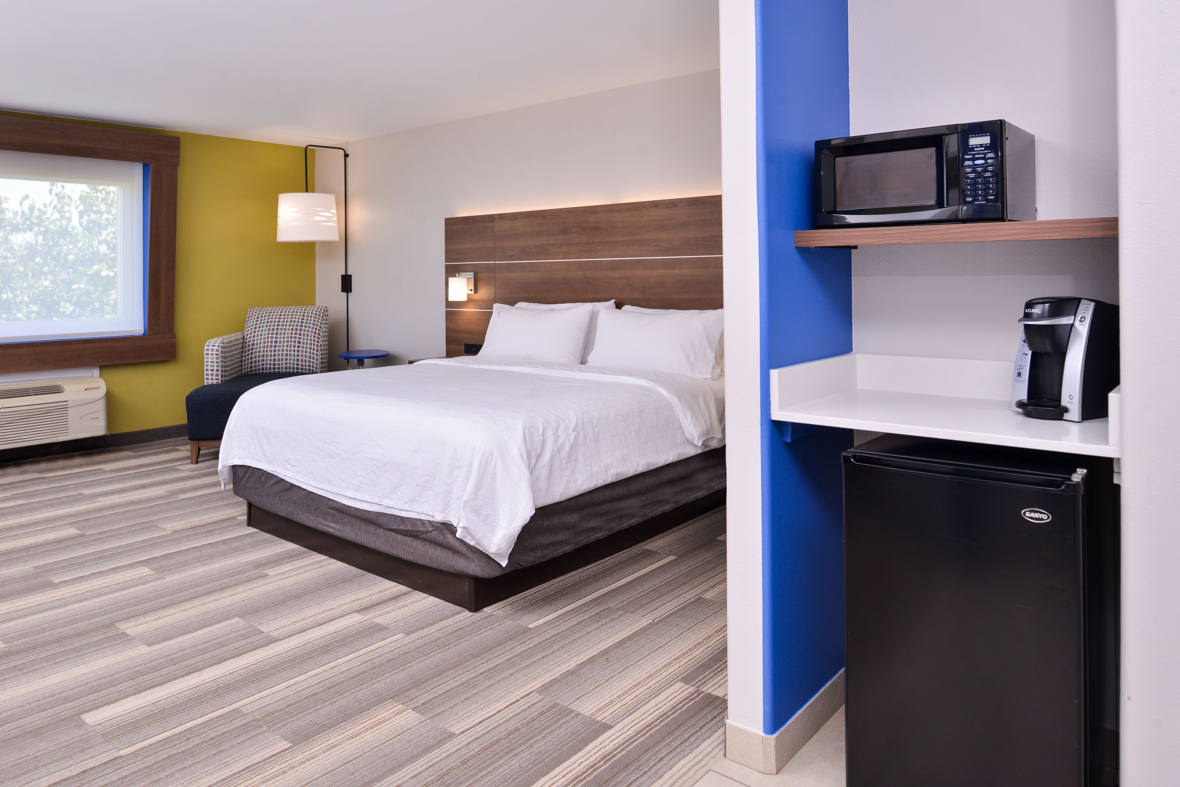 suite, 1 king bed | in-room safe, desk, iron/ironing board, cots/infant beds