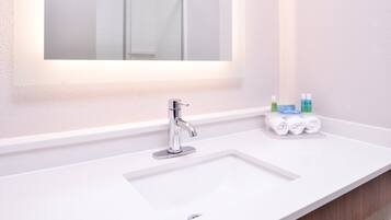 Combined shower/tub, free toiletries, hair dryer, towels
