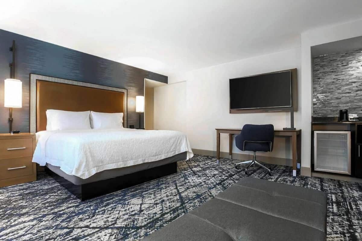 Premium bedding, in-room safe, desk, laptop workspace