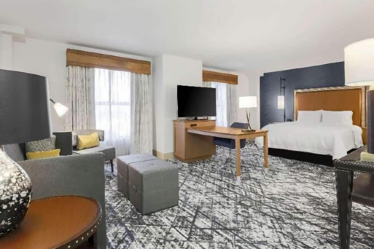 Premium bedding, in-room safe, desk, laptop workspace