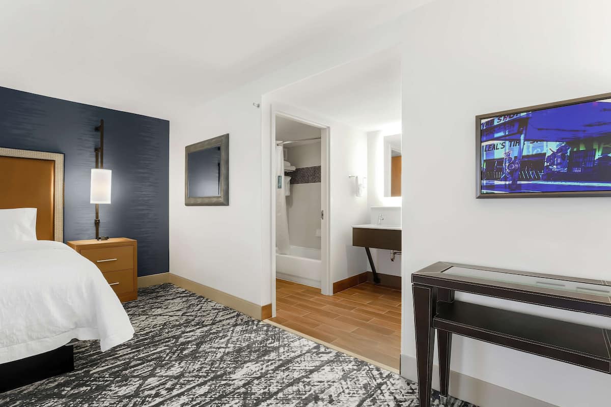 Suite estudio, 1 cama de matrimonio grande | Ropa de cama de alta calidad, caja fuerte, escritorio