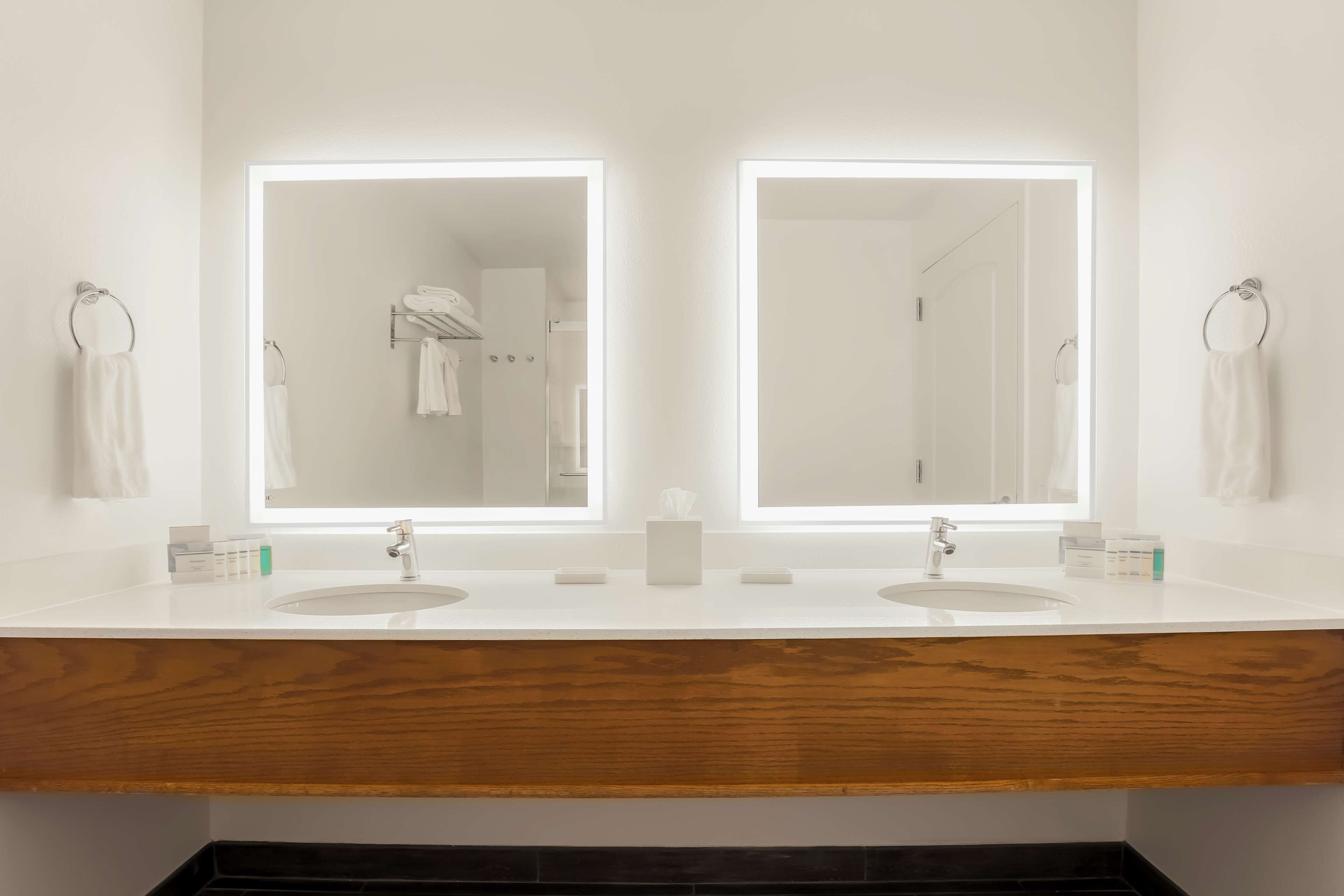 suite, 1 bedroom | bathroom | combined shower/bathtub, free toiletries, hair dryer, towels