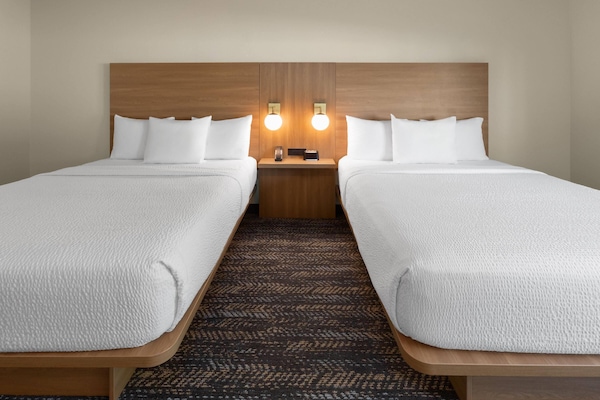 Quarto, 2 camas Queen, para não fumantes | Cortinas blackout, berços grátis, Wi-Fi de cortesia, roupa de cama