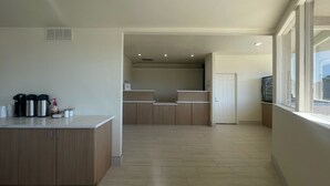 Cozinha moderna com armários de madeira, bancada e janela.