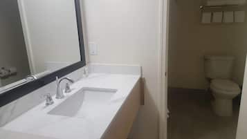 Chuveiro/banheira combinados, secador de cabelo, toalhas de banho