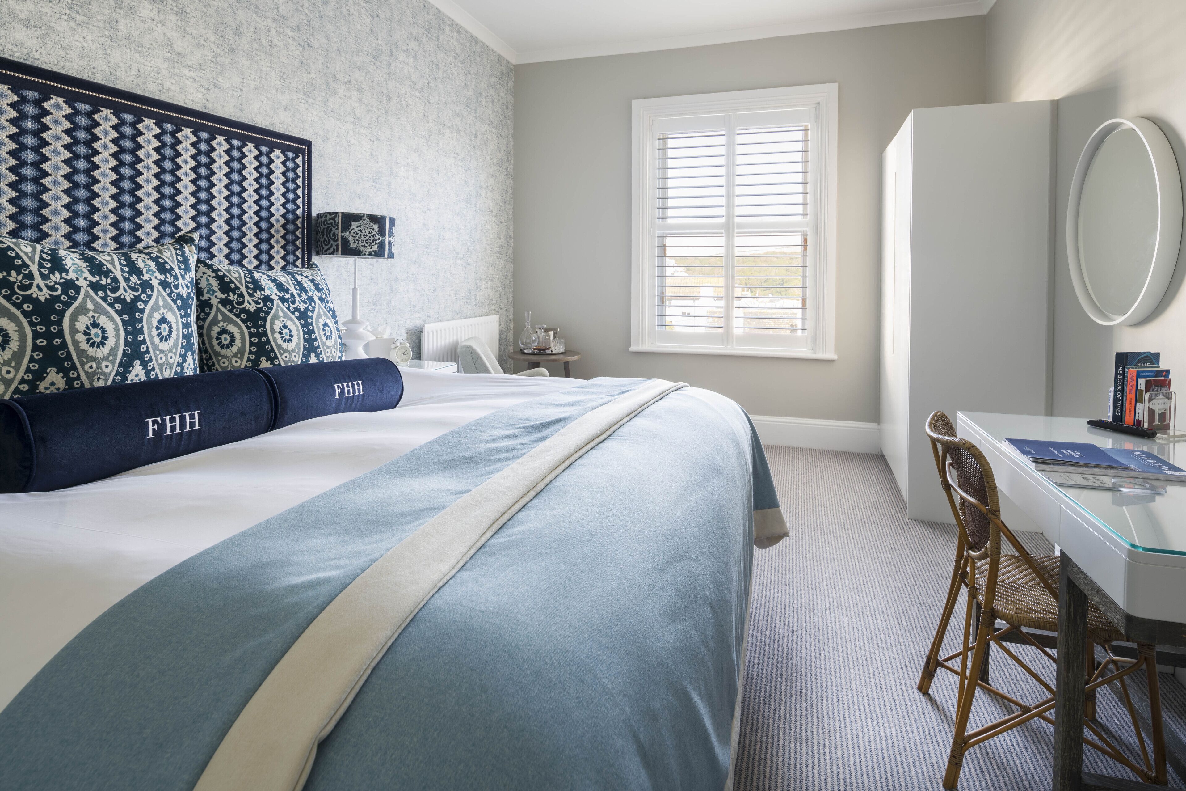 迷你吧、客房内保险箱、办公桌、笔记本电脑工作区