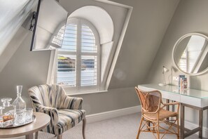 雙人房 | 迷你吧、客房內保險箱、書桌、筆電工作空間