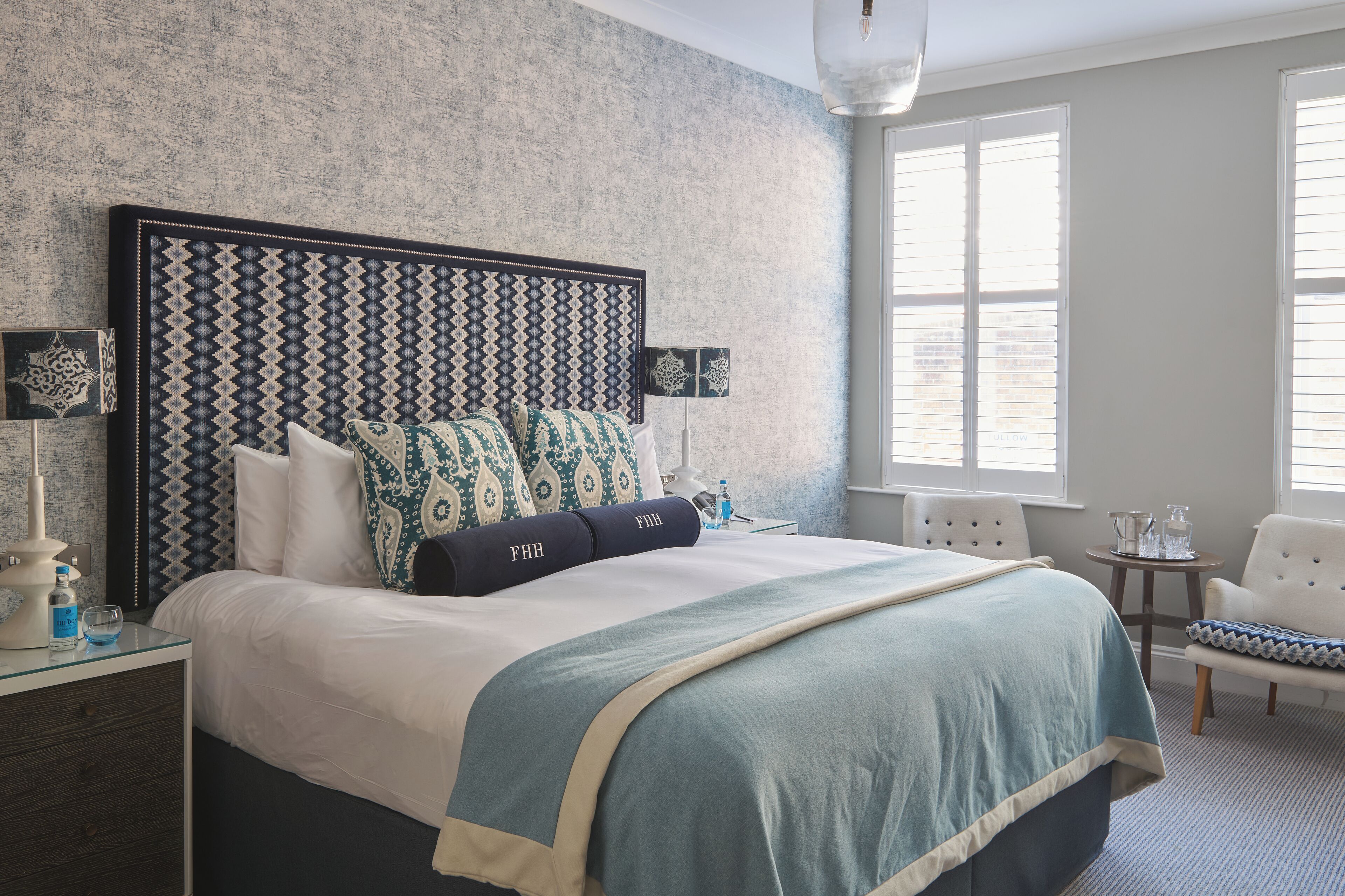 迷你吧、客房内保险箱、办公桌、笔记本电脑工作区