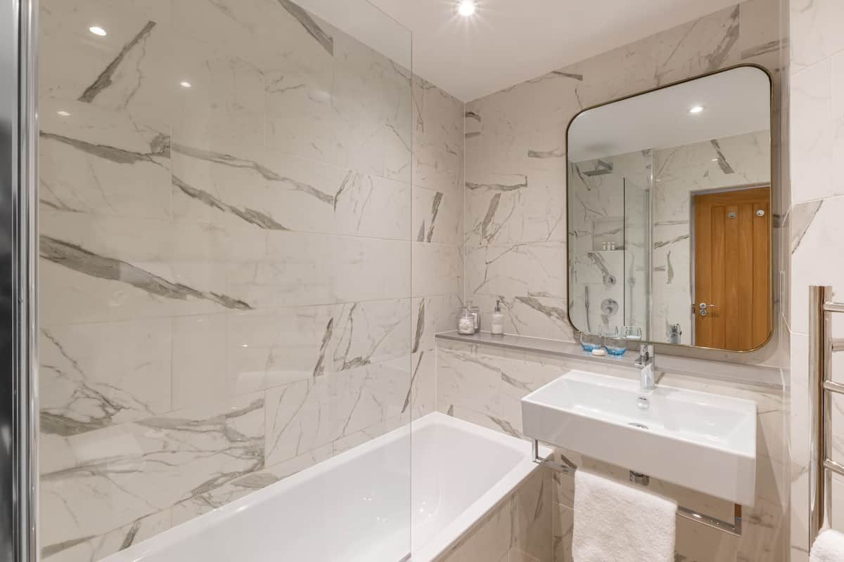 double room | bathroom | combined shower/bathtub, free toiletries, hair dryer, bathrobes