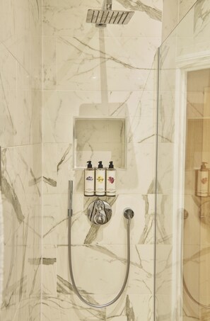 Superior Double Room | Bathroom | Combined shower/bathtub, free toiletries, hair dryer, bathrobes - Harbour Hotel Fowey (Fowey)