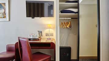 Hochwertige Bettwaren, Zimmersafe, Schreibtisch, schallisolierte Zimmer