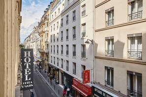 A hotel with a sign reading "HOTEL DE L'ART DE PARIS." - Hotel Opera d'Antin (Paris)