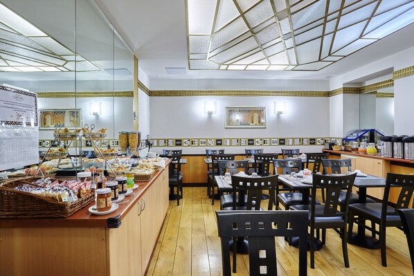 Desayuno buffet diario (EUR 15.00 por persona)