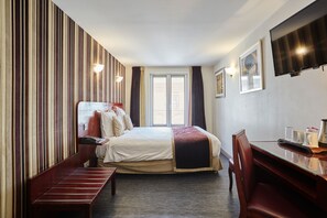 Ropa de cama de alta calidad y caja de seguridad en la habitación 