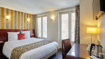 Quarto clássico | Roupas de cama premium, cofres nos quartos, escrivaninha