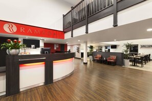 Lobby - Ramada by Wyndham Oxford (Oxford)