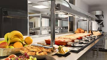 Daily buffet breakfast (GBP 11 per person)