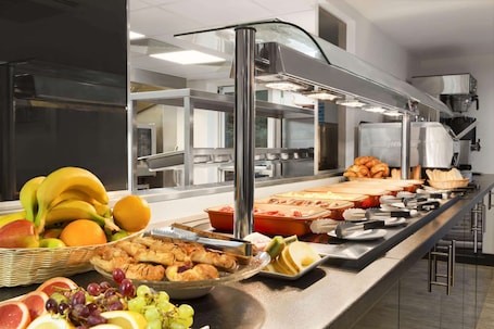 Daily buffet breakfast (GBP 11 per person)