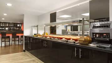 Petit déjeuner buffet (11 GBP par personne)