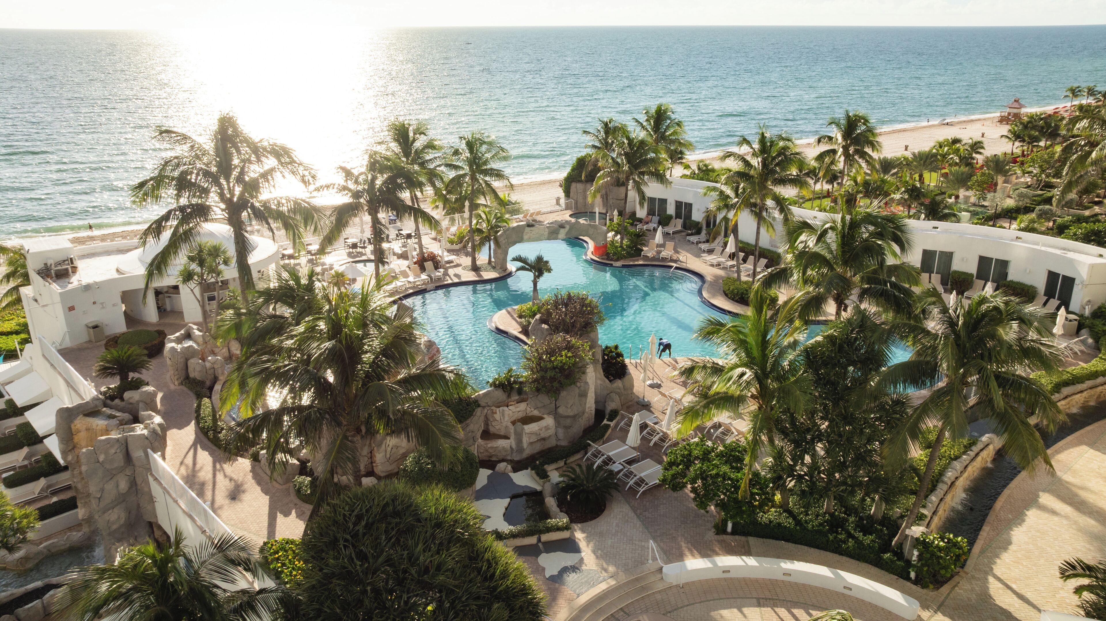 2 piscines extérieures, tentes de plage, parasols de plage