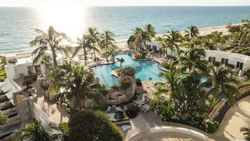 2 座室外游泳池,開放時間為 08:00 至 21:00,提供遮陽小屋 (付費)和泳池遮陽傘