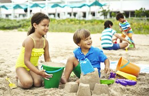 En la playa, camas de playa (con cargo), camastros y sombrillas 