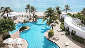 Sulla spiaggia, cabine (a pagamento), lettini da mare, ombrelloni