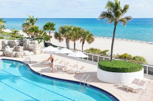 2 piscinas al aire libre, camas de piscina con cargo, sombrillas