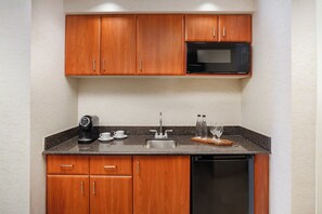 Cafetière/bouilloire, tables à manger