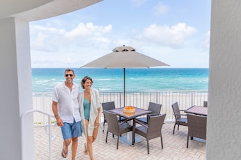 3 restaurants, breakfast served at Trump International Beach Resort