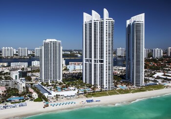 Hotel exterior and entrance at Trump International Beach Resort