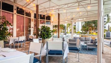 3 間餐廳,供應早餐、午餐和晚餐,地中海料理