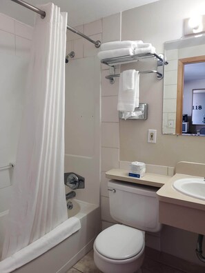 ห้องสแตนดาร์ด, เตียงควีนไซส์ 1 เตียง, ปลอดบุหรี่ (No Pets Allowed) | ห้องน้ำ | ฝักบัวในอ่างอาบน้ำ, ไดร์เป่าผม (มีให้บริการตามคำขอ), ผ้าเช็ดตัว