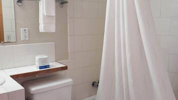 Combined shower/tub, hair dryer, towels