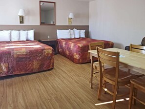 客房, 多张床, 无烟房, 一层 (Efficiency, 3 Queen Beds, No Pets) | 折叠床/加床（额外收费）、免费 WiFi、床单