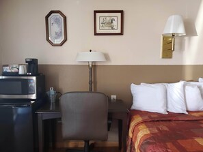 Standard Room, 1 Queen Bed, Non Smoking (No Pets Allowed) | Rollaway beds, free WiFi, bed sheets