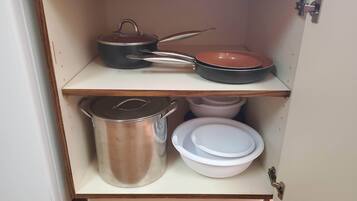 Room, Multiple Beds, Non Smoking, Ground Floor (Efficiency, 3 Queen Beds, No Pets) | Private kitchenette | Mini-fridge, microwave, coffee/tea maker