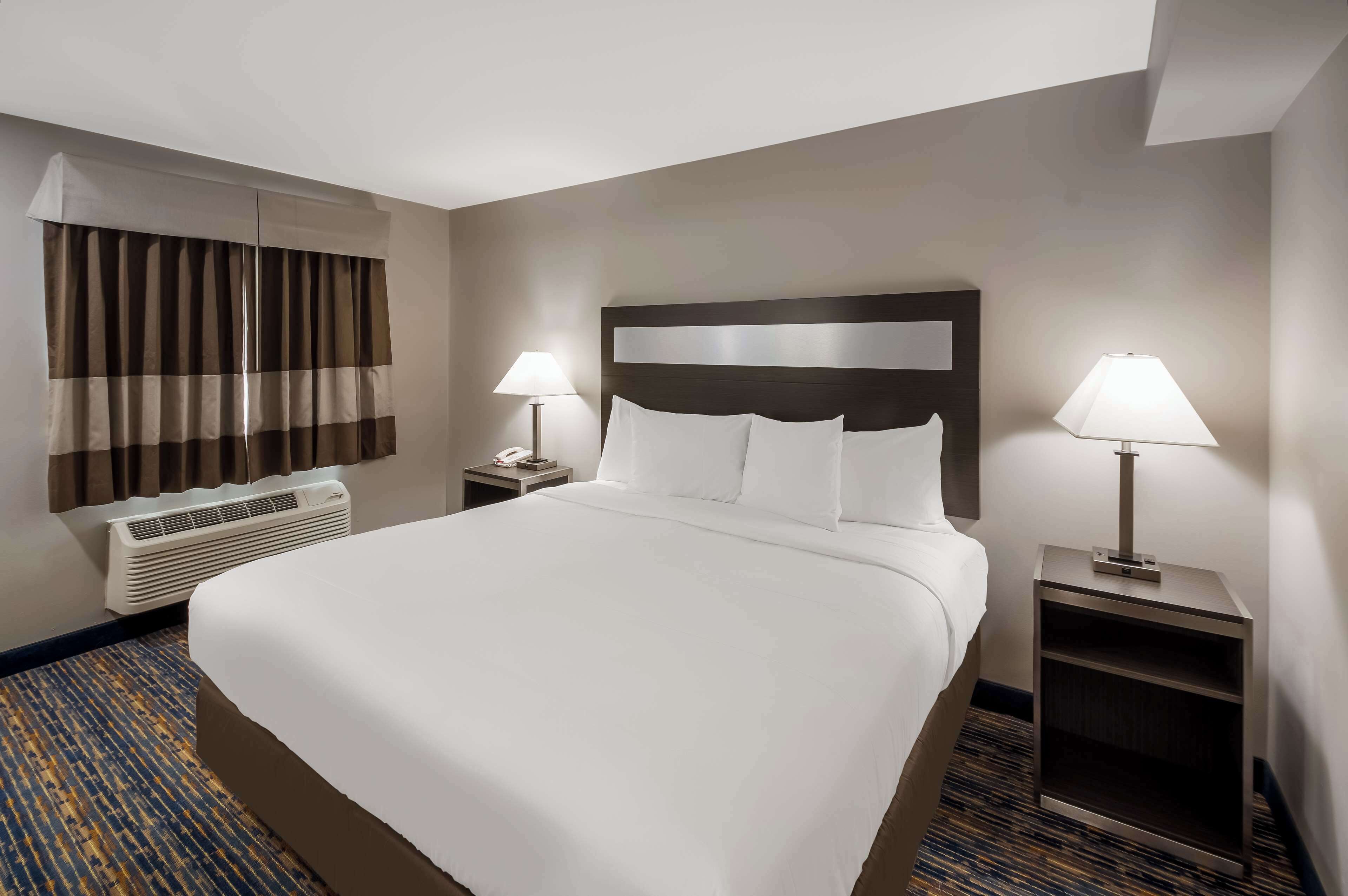 客房, 1 張特大雙人床, 非吸煙房 | 書桌、免費無線上網、床單、鬧鐘