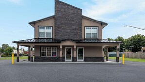 A two-story building with a stone facade and a flat roof. - Americas Best Value Inn Farmington (Farmington)