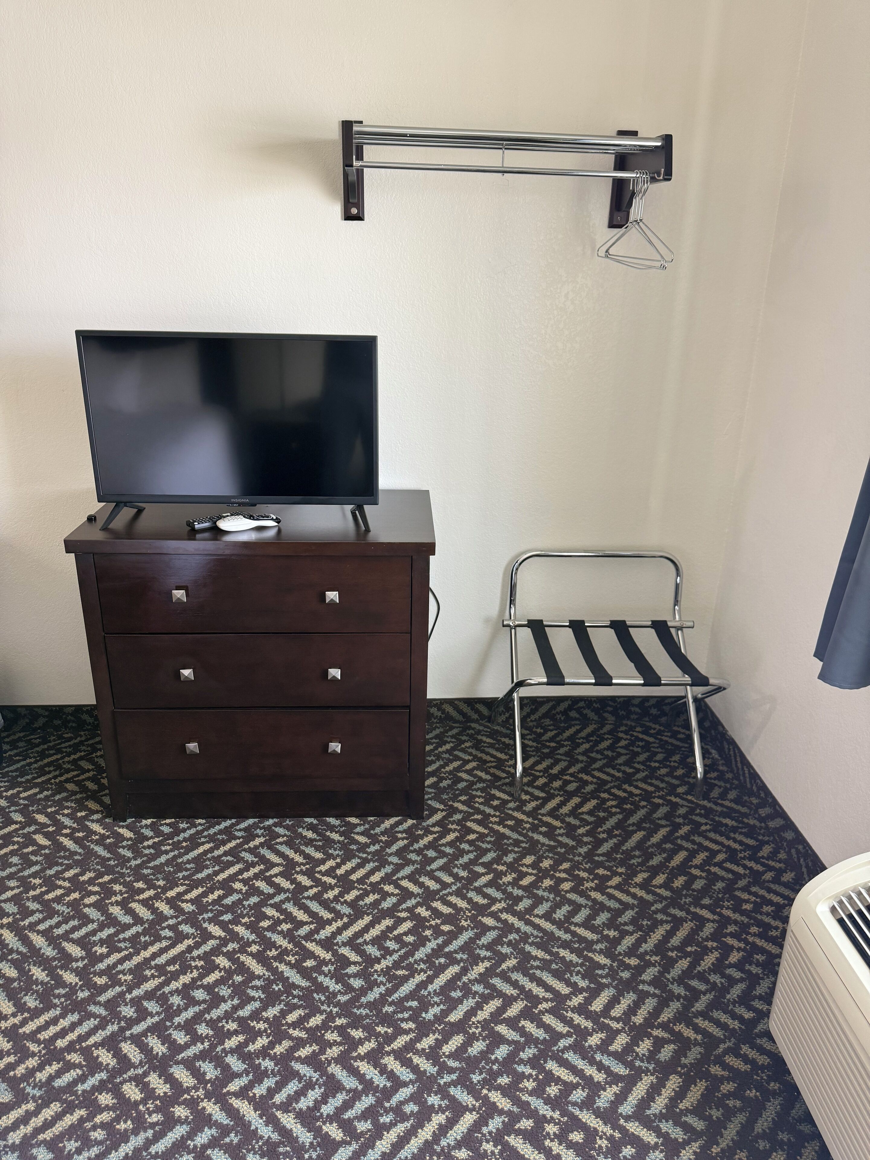 1 Queen Bed with Kitchenette Non-Smoking | Living area