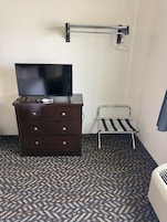 Quarto, 1 cama Queen, para não fumantes, cozinha americana | Área de estar | TV