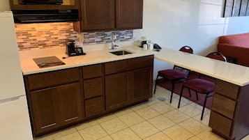 Habitación Deluxe, para no fumadores, cocineta (2 Queen Beds) | Cocineta privada | Refrigerador con congelador, microondas y parrilla de estufa