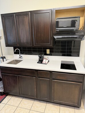 Rom – executive, ikke-røyk, tekjøkken (1 Queen Bed) | Eget kjøkken | Kjøleskap, mikrobølgeovn, kokeplater og kaffetrakter/tekoker