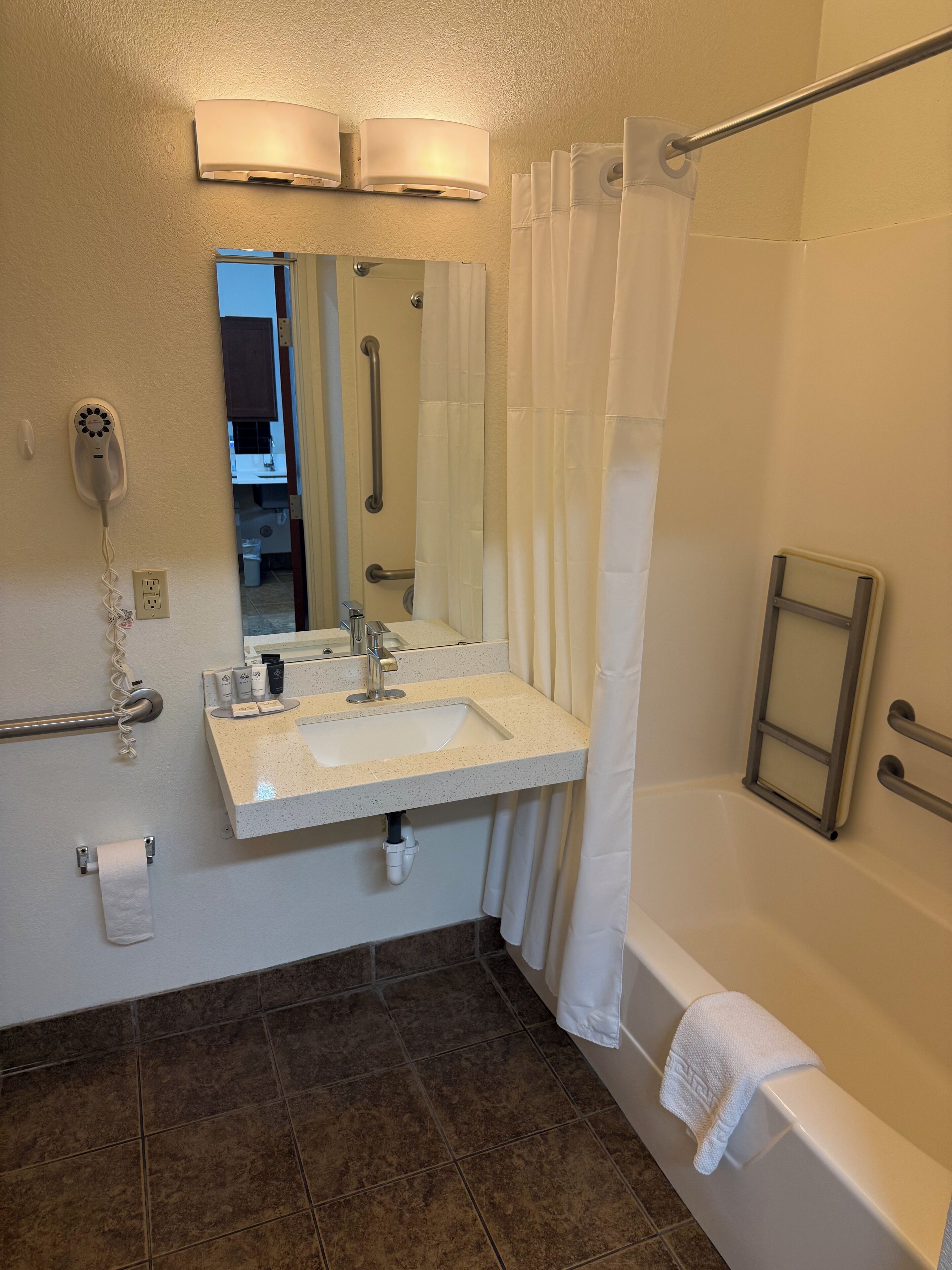 Habitación Deluxe, no fumadores, cocina básica (King) | Baño | Ducha y bañera combinadas y toallas